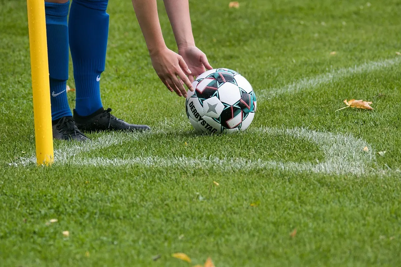 Spiller placerer en fodbold ved hjørneflaget